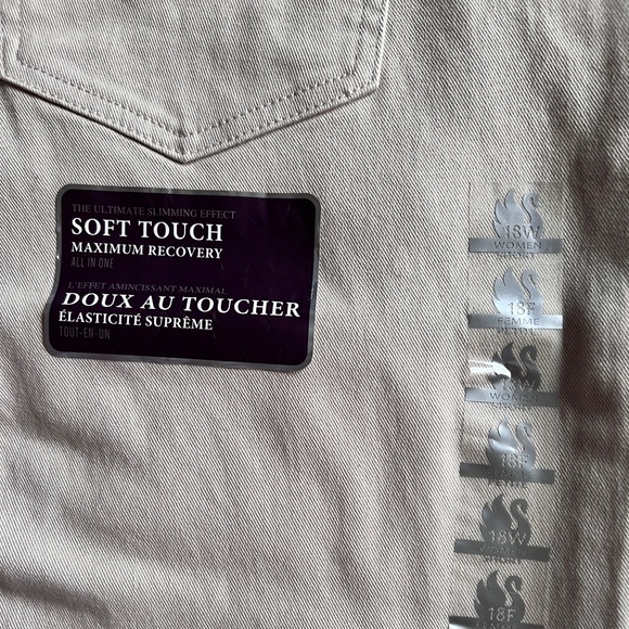 Gloria Vanderbilt - Amanda Jeans - Picture 10 of 14